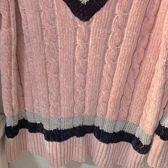Long knit pink  V neck sweater. - Picture 4 of 7